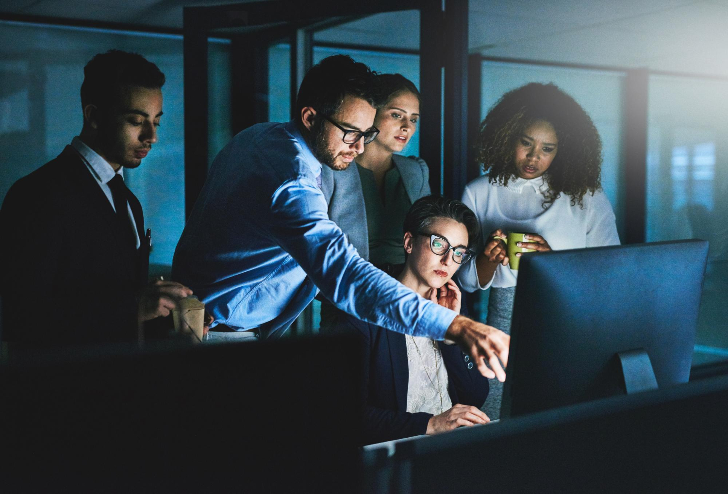 pessoas trabalho coletivamente em um escritório.